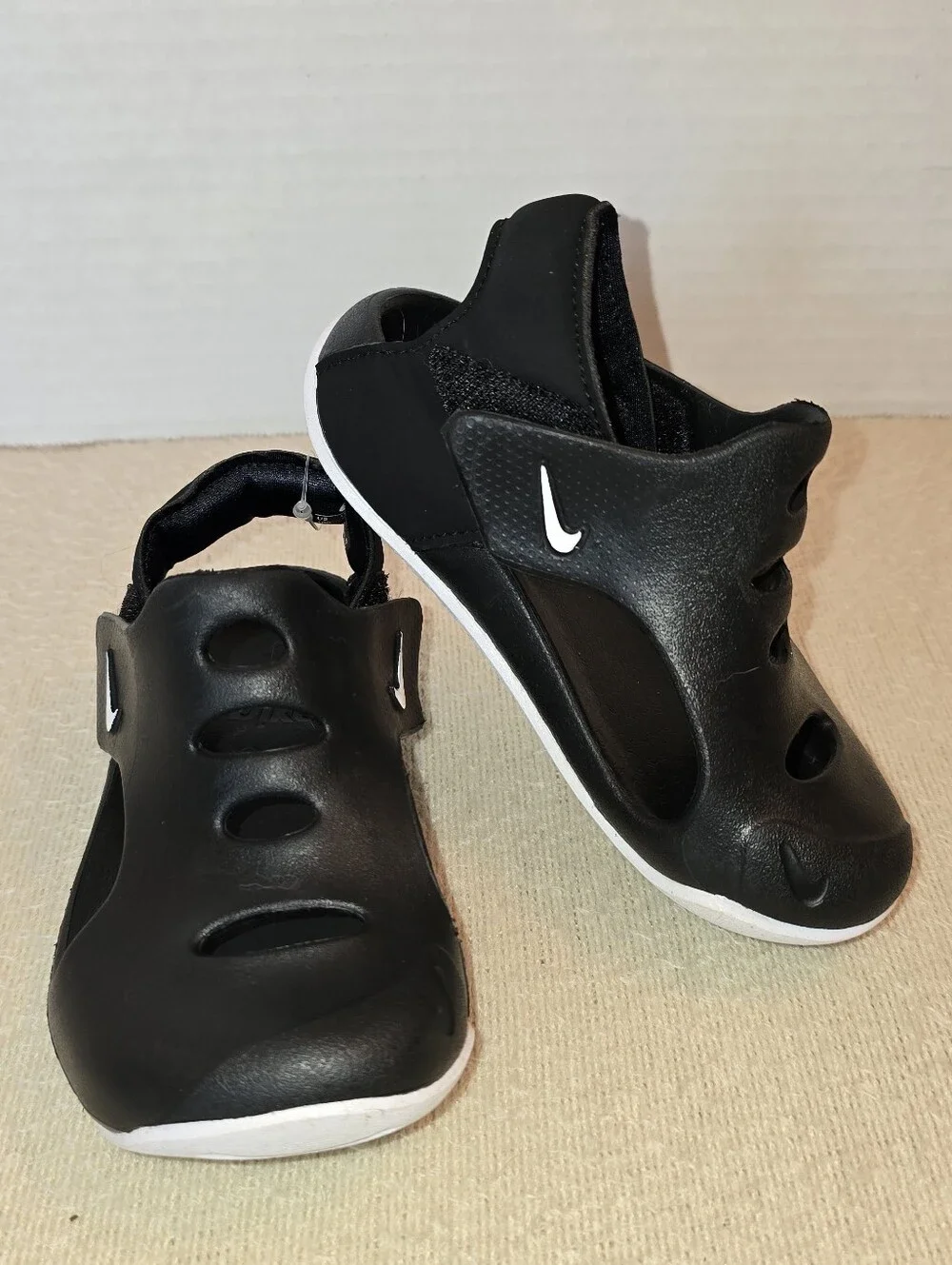 NWOT Nike Sunray Protect 3 Kids Black and White Water Shoes size 10C